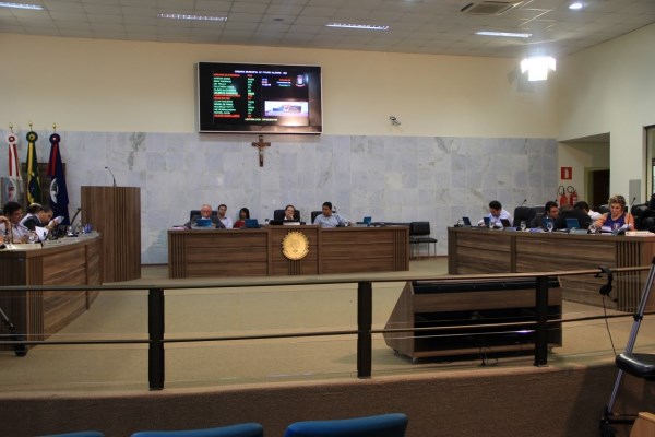 corta gastos e busca transparência